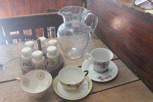 lot 4182 image: Vtg. Spice Shakers wRack, Tea Cups Set & More