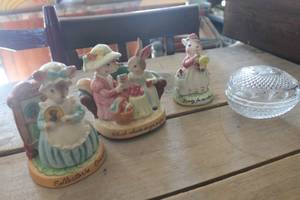 lot 4189 image: Vintage Avon Figurines and More