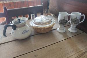 lot 4193 image: Vtg. Corning Ware Coffee Pot, Pyrex Dish & More
