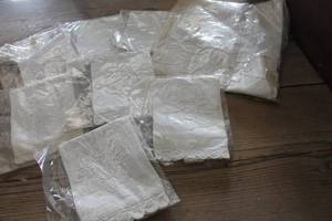 lot 4197 image: NIP Cotton Tablecloth & Napkins 23 x 24