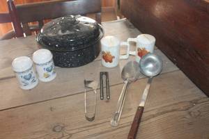 lot 4201 image: Vintage Salt & Pepper Shakers & More