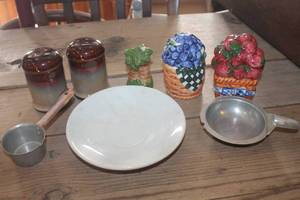 lot 4202 image: Vintage Salt & Pepper Shakers & More