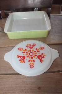 lot 4226 image: Pyrex Friendship Lid and 8x8 Baking Dish