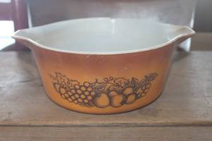 lot 4227 image: Vtg. Pyrex Old Orchard 2 12 Qt. Casserole Dish needs cleaning