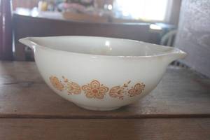 lot 4231 image: Vtg. Pyrex 2 12 Qt. Butterfly Gold Cinderellla Bowl