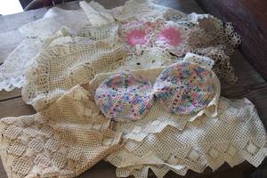 lot 4236 image: Lot of Vintage Doilies