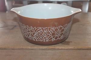 lot 4247 image: Vtg. Pyrex Woodlan 1L Casserole Dish