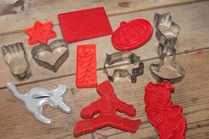 lot 4254 image: Vtg. Cookie Cutters