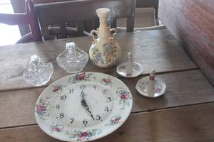 lot 4259 image: Vtg. Ring Holders, Clock untested & More
