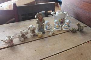 lot 4269 image: Vintage Figurines & More
