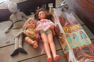 lot 4275 image: Vtg. 1970s Crissy Doll IOB & More
