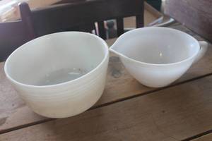 lot 4280 image: Vtg. Federal Glass Spout Bowl & More