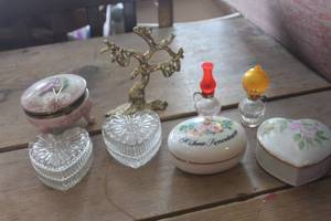 lot 4295 image: Vtg. Dresser Trinket Boxes, Earring Holder & More