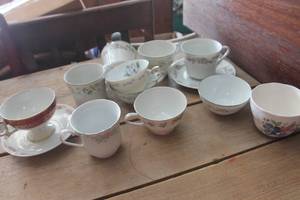 lot 4302 image: Vintage Misc. Cups and Saucers