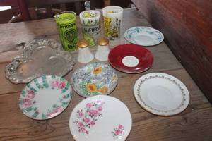 lot 4313 image: Vtg. State Glasses, Salt & Pepper Shakers & More