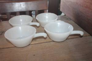 lot 4316 image: Vintage Fire King Soup Bowls