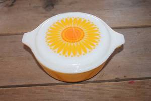 Vtg. 1 Qt. Pyrex Sunflower Casserole Dish
