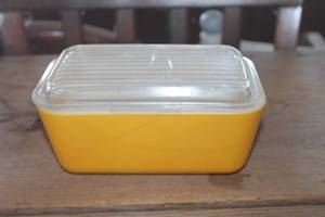 lot 4320 image: Vtg. Yellow Pyrex Refrigerator Dish