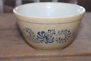 lot 4323 image: Vtg. Pyrex Homestead Sm Cinderella Bowl