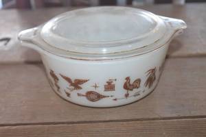 lot 4324 image: Vtg. Pyrex 1 12 Pt. Early American Casserole Dish