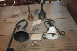 lot 4329 image: Vtg. Fenton Glass Bell & More