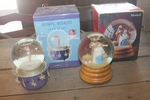lot 4332 image: IOB Hallmark & More Snow Globes