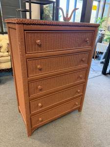 lot 901 image: Wicker 5 drawer dresser with glass top 48 x 34 x 19 in