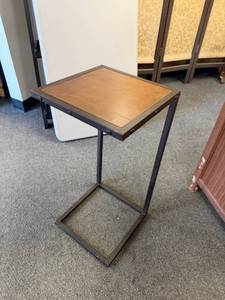 lot 905 image: Plant stand 27 x 13 x 13 in