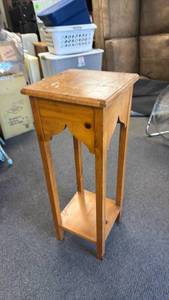 lot 915 image: Sturdy wood plant stand 35 x 13 x 13 in