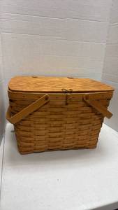 lot 1003 image: Longaberger Handwoven Picnic Basket with Lid and riser 11x15x11