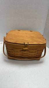 lot 1004 image: Longaberger Handwoven Picnic Basket with Lid and riser 6.5x12x12