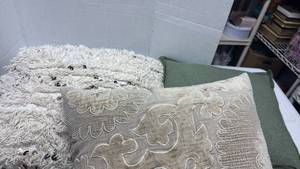 lot 1021 image: Throw pillows