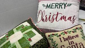 lot 1025 image: Christmas Holiday Decorative Throw Pillows Set