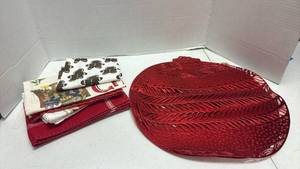 lot 1054 image: Holiday place mats and napkins