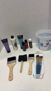 lot 1070 image: Art and Craft Painting Supply Set with Brushes and Paints
