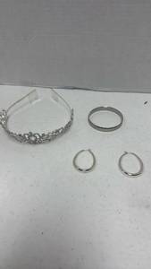 lot 1109 image: Bridal Tiara and Silver Tone Jewelry Set