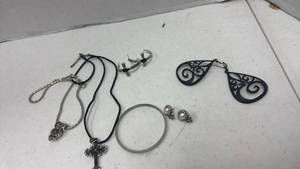 lot 1116 image: Womens jewelry
