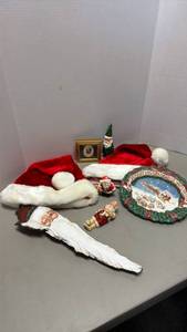 lot 1213 image: Santa Claus decor