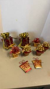 lot 1214 image: Red and gold Christmas decor