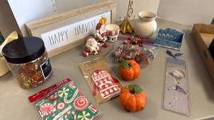 lot 1238 image: Fitz&Floyd saltpepper shakers, holiday decor, gift tags and more
