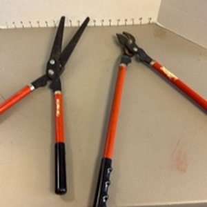 lot 1247 image: Loopers and garden shears
