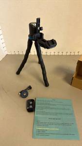 lot 1252 image: UBeesize phone mount tripod