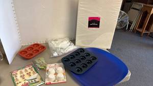 lot 1257 image: Cake boards 13x19, baking cups, decorations and silicone molds