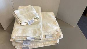 lot 1304 image: Egyptian Artistry bath towels, hand towels and wash cloths