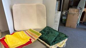 lot 1306 image: Drying mat, table cloths, placemats and napkins