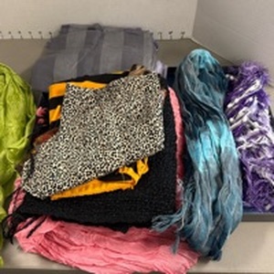 lot 1312 image: Ladies scarves