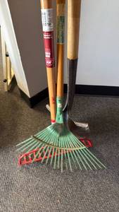 lot 1322 image: Rakes and shovel
