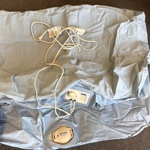lot 1323 image: Coleman Aerobed Whoosh air mattress with an integrated pump twin size with sheetsIt