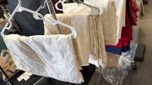 lot 1327 image: Table cloths with napkins