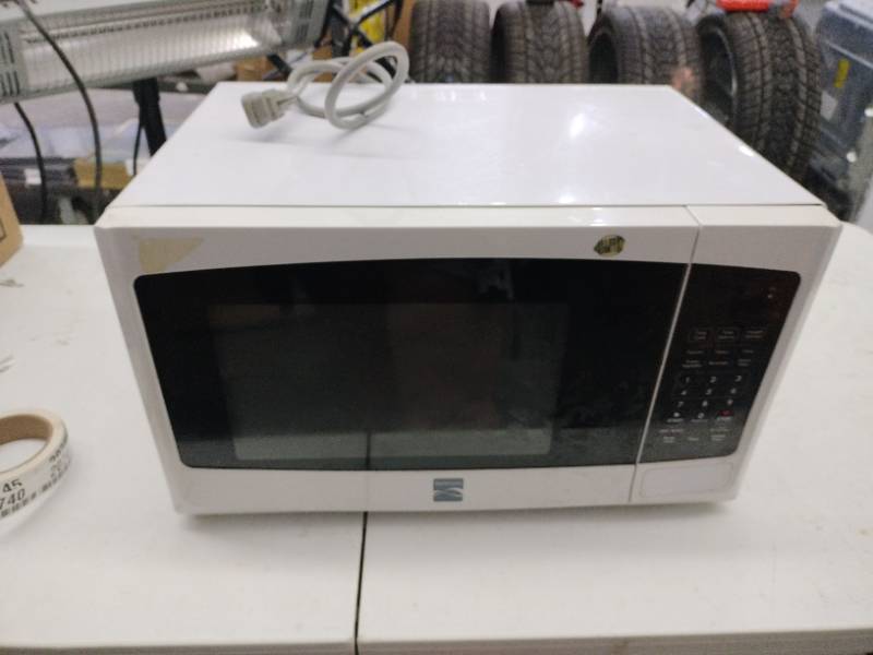 lot 20740 image: Kenmore countertop microwave oven